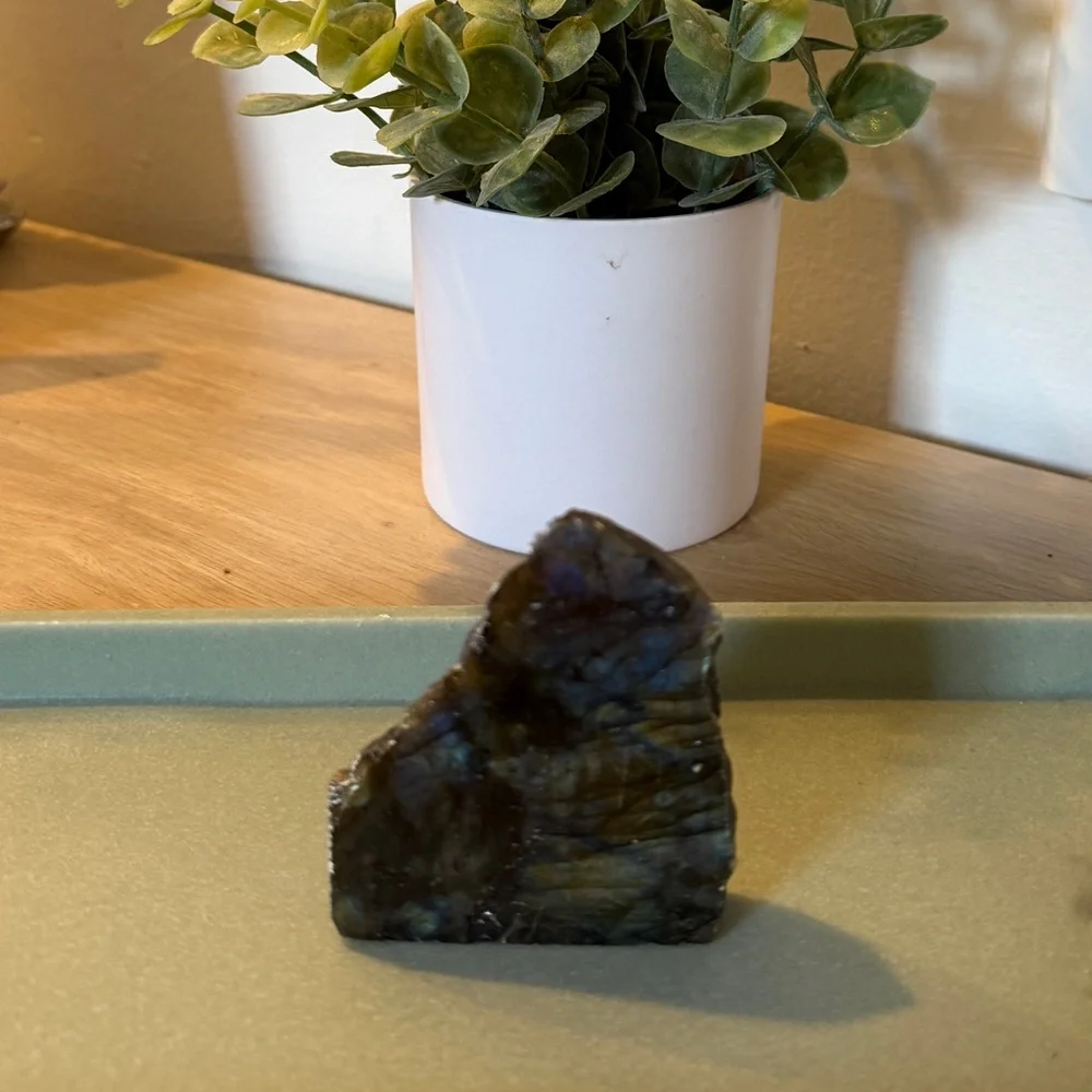 Iridescent Labradorite Stone - Picture 2 of 8